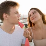Як дівчині підкотити до хлопця без незручності?